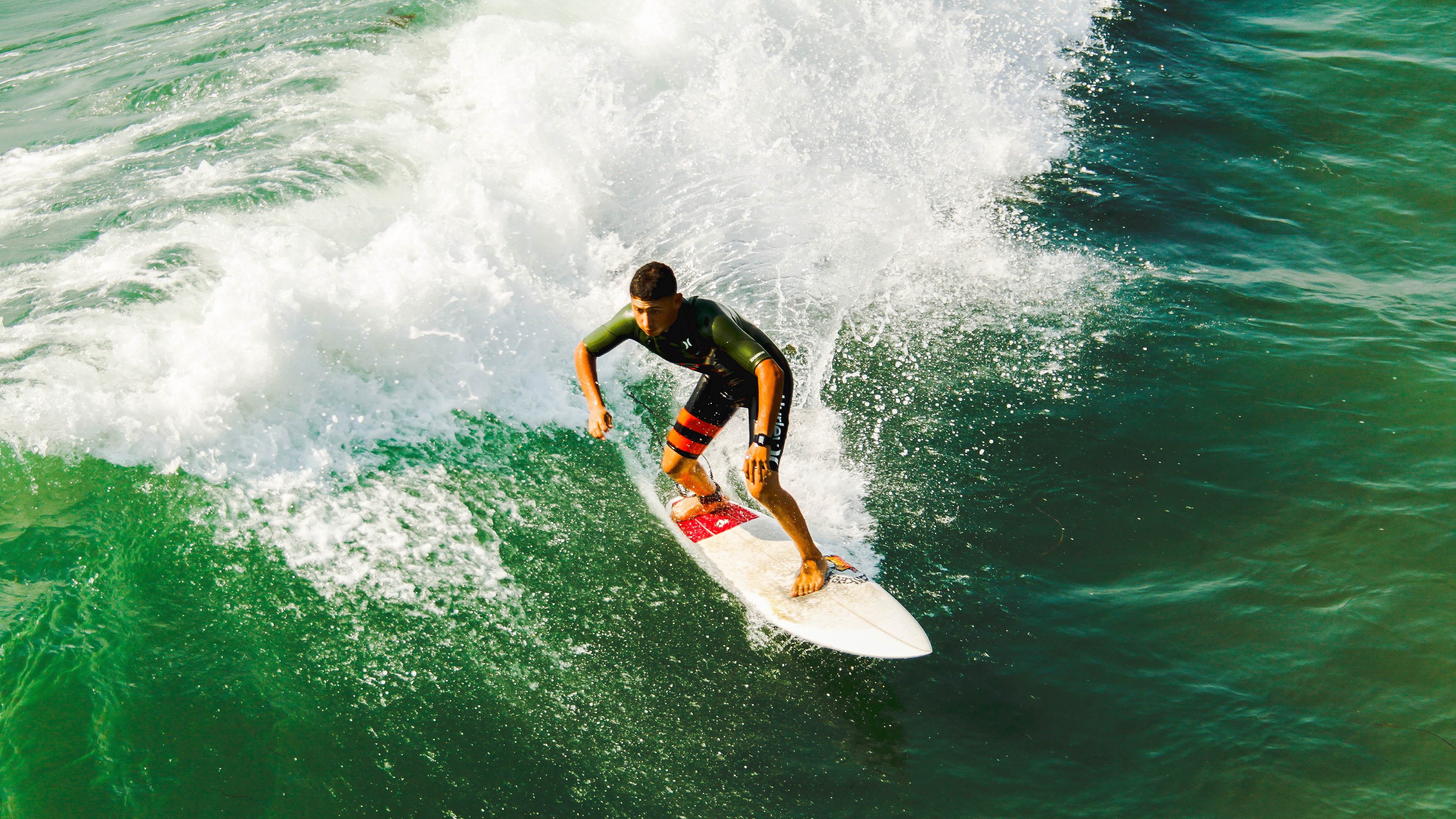 “英超激战:强队逐步锁定欧冠席位”,英超竞争激烈
