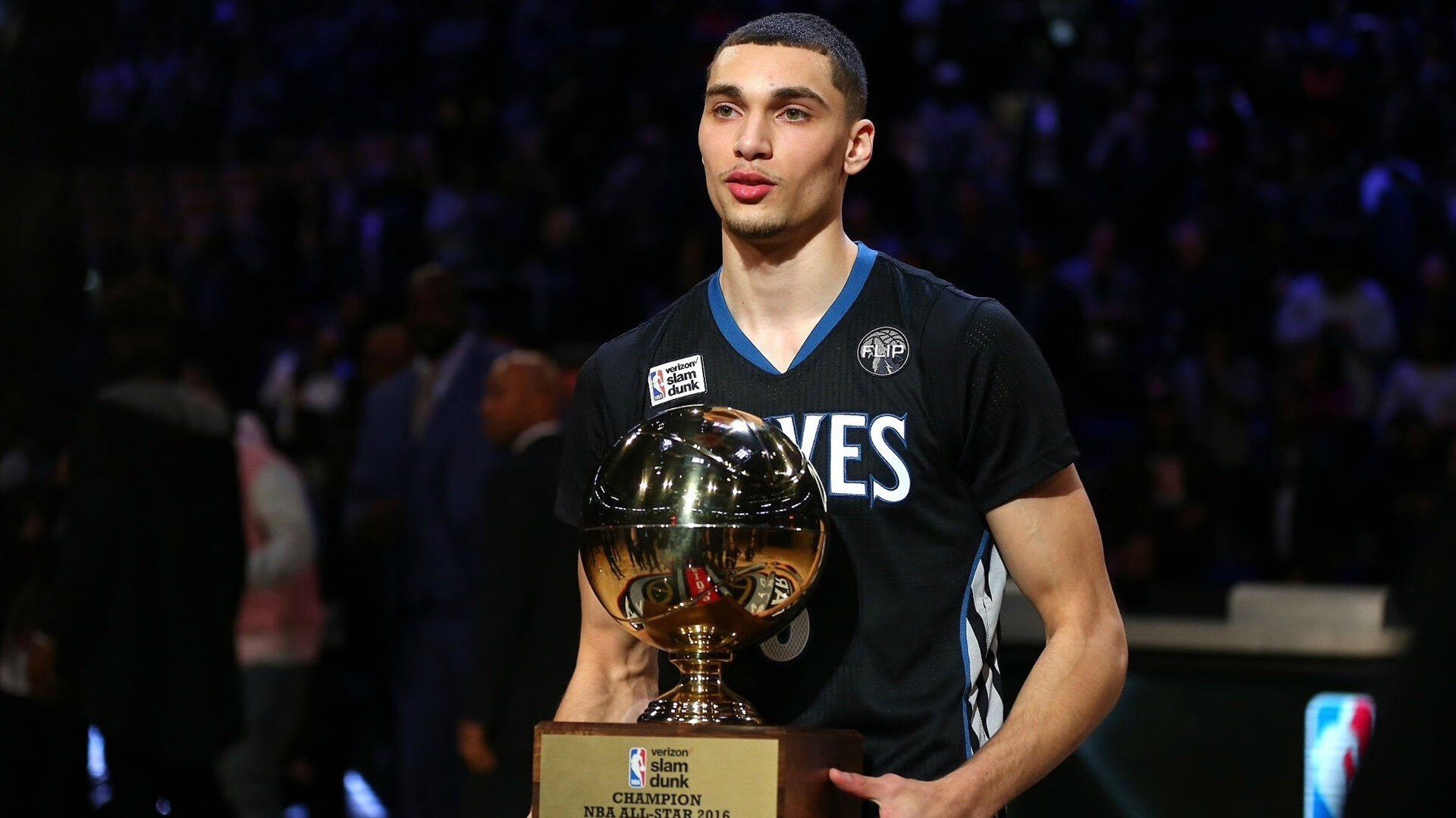 史上“最牛”篮下封盖：蒂伊在争夺篮板时显示出的强硬防守让对手胆寒！