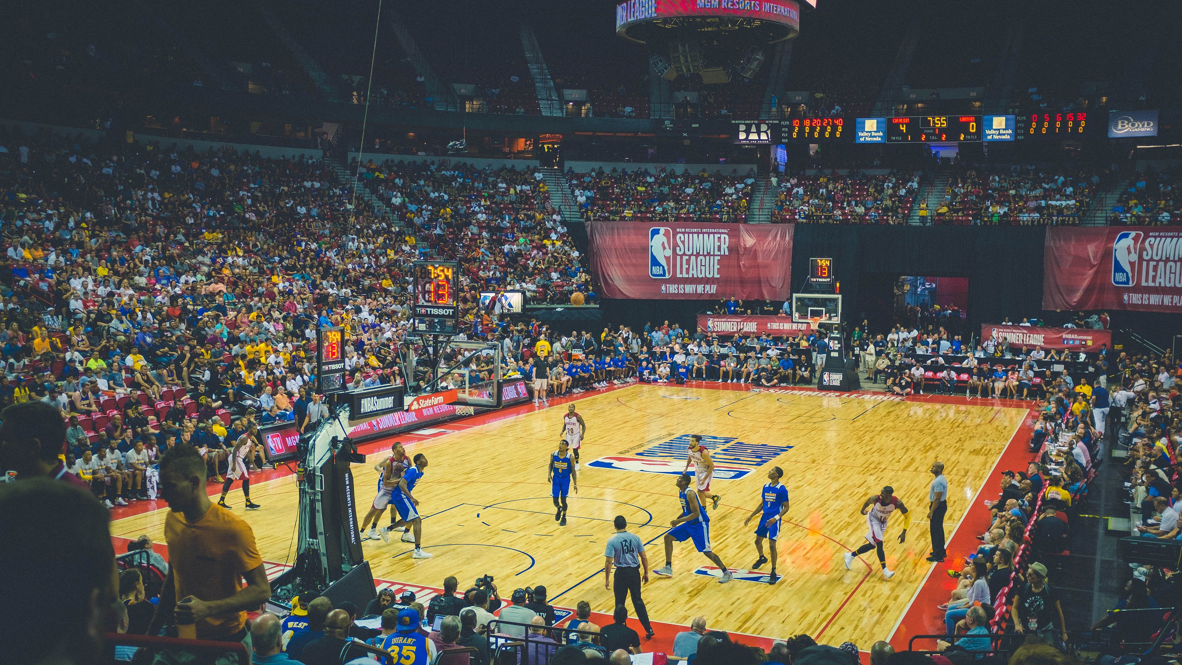 巴西女足在奥运会小组赛中与加拿大队激战，巴西女足对加拿大