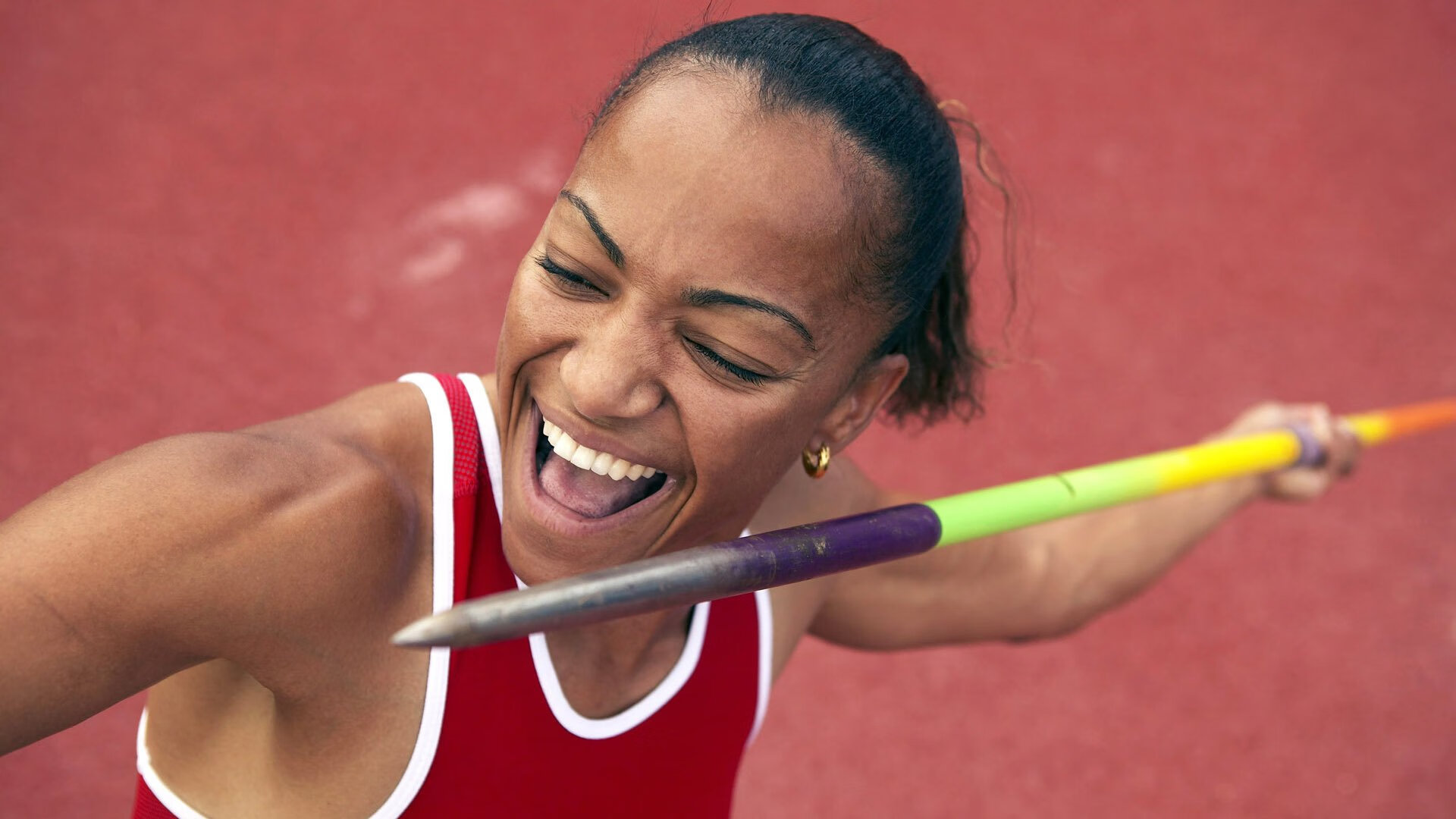 德国骑手多米安·米歇尔斯在2024年巴黎奥运会盛装舞步比赛中获得第六名,展现坚韧精神。